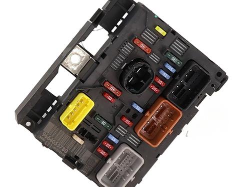Used Fuse box Fuse box 32524135 32524135
