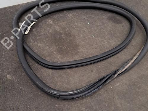 Used Rubber door seal PEUGEOT 3008 II SUV (MC_, MR_, MJ_, M4_) 1.2 THP/ PureTech 130 (MRHNSM, MRHNSU, MRHNSJ, MRHNYW,... (131 hp) 28407092