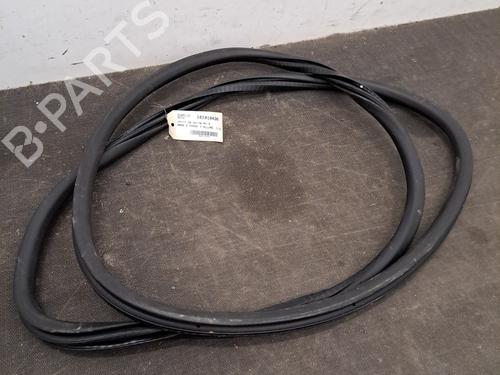 Used Rubber door seal PEUGEOT 3008 II SUV (MC_, MR_, MJ_, M4_) 1.2 THP/ PureTech 130 (MRHNSM, MRHNSU, MRHNSJ, MRHNYW,... (131 hp) 28407090