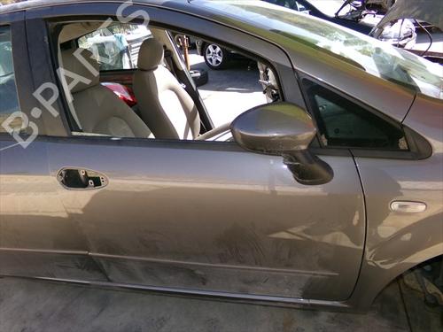 Used Right front door Right front door FIAT LINEA (323_, 110_) 1.3 D Multijet (323AXB1A) (95 hp) 40597812 40597812