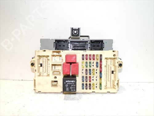 Used Fuse box Fuse box FIAT STILO (192_) 1.9 JTD (192_XE1A) (115 hp) 33904816 33904816