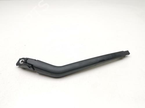 Used Rear windshield wiper arm TOYOTA YARIS (_P13_) 1.5 Hybrid (NHP130_, NHP130) (101 hp) 29810954
