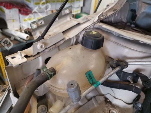 Used Expansion tank Expansion tank RENAULT CAPTUR I (J5_, H5_) 1.5 dCi 90 (J5N4, J5M5, J5MW, J5M6, J5AL, J5AJ) (90 hp) 40217684 40217684