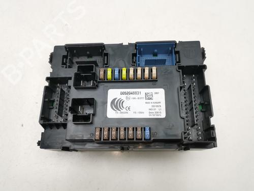 Used Fuse box Fuse box 39442580 39442580