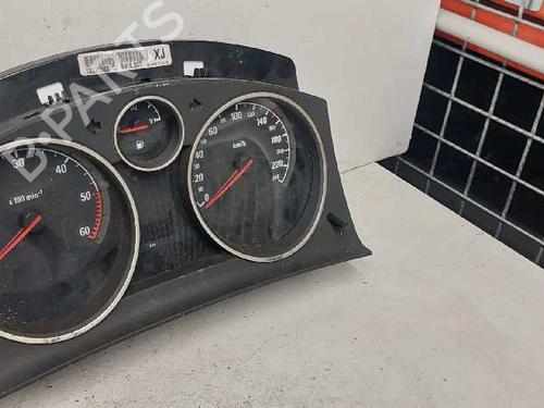 Used Instrument cluster OPEL ZAFIRA / ZAFIRA FAMILY B (A05) [2005-2019]  28982768