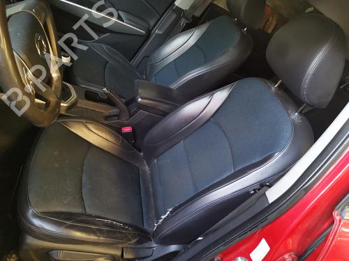 left-front-seat-ssangyong-tivoli-2015-36113833 main image