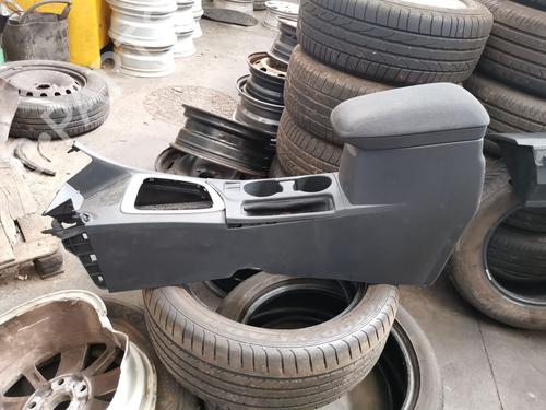 Used Armrest / Center console TOYOTA AURIS (_E18_) [2012-2019]  28992012