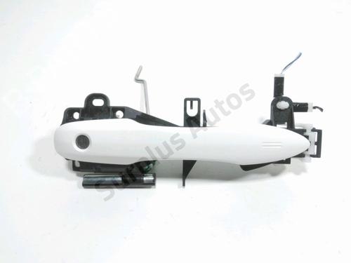front-left-exterior-door-handle-toyota-yaris-_p21_-_pa1_-_ph1_-2020-37774687 main image