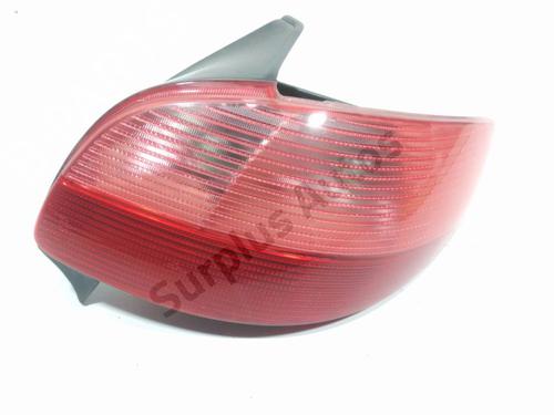 Używane Lampa tylna prawa PEUGEOT 206 Hatchback (2A/C) 1.4 i (75 hp) 29860009