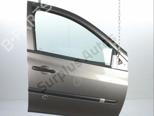 Used Right front door RENAULT CLIO III (BR0/1, CR0/1) 1.2 16V (BR02, BR0J, BR11, CR02, CR0J, CR11) (75 hp) 31040681
