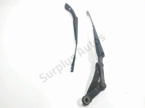 Used Front windshield wiper arm MERCEDES-BENZ A-CLASS (W176) A 180 (176.042) (122 hp) 28272123