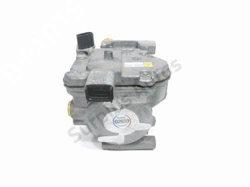 Used AC compressor TOYOTA YARIS (_P13_) 1.5 Hybrid (NHP130_, NHP130) (101 hp) 28223243