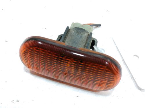 Højre side indikator RENAULT CLIO II (BB_, CB_) 1.2 (BB0A, BB0F, BB10, BB1K, BB28, BB2D, BB2H, CB0A,... (58 hp) 31005412