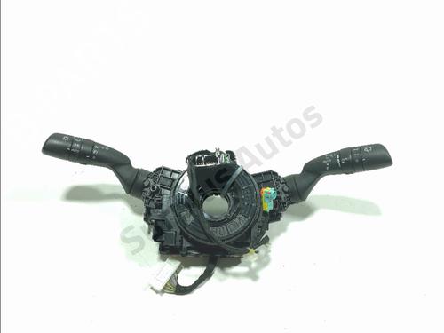 steering-wheel-controls-toyota-corolla-estate-_e21_-2019-36764679 main image