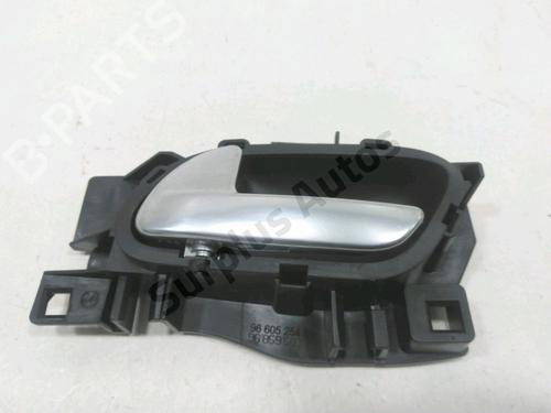 Used Front left interior door handle Front left interior door handle 37457657 37457657