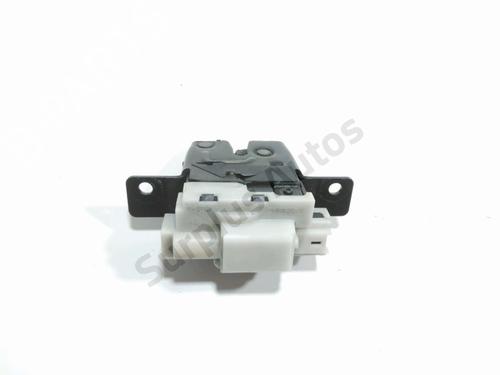 Used Tailgate lock RENAULT CLIO III (BR0/1, CR0/1) 1.5 dCi (BR17, CR17) (86 hp) 29048642