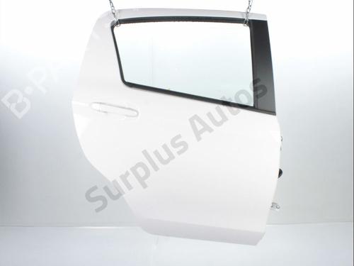 Used Right rear door TOYOTA YARIS (_P13_) 1.5 Hybrid (NHP130_, NHP130) (101 hp) 28574140