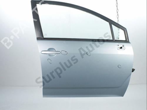 Used Right front door TOYOTA COROLLA Verso (ZER_, ZZE12_, R1_) 2.2 D-4D (AUR10_, AUR10R) (136 hp) 28243739