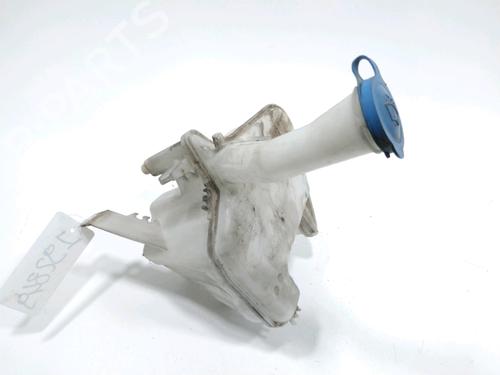 Used Windscreen washer tank TOYOTA YARIS (_P9_) 1.3 VVT-i (SCP90_, SCP90R) (87 hp) 31008745