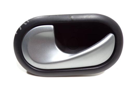 Venstre foran invendig håndtak RENAULT CLIO III (BR0/1, CR0/1) 1.2 16V (BR02, BR0J, BR11, CR02, CR0J, CR11) (75 hp) 28242953