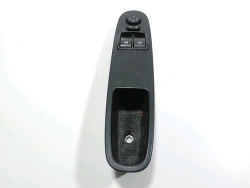Interrupteur de vitre avant gauche FIAT PUNTO EVO (199_) 1.3 D Multijet (95 hp) 28249140