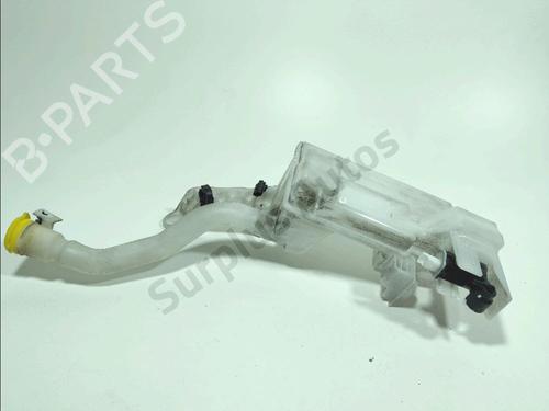 reservoir-lave-glace-renault-megane-e-tech-suv-2021-32102775 main image