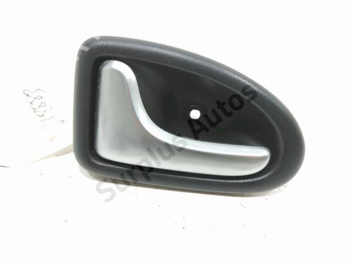 Venstre bak invendig håndtak RENAULT CLIO II (BB_, CB_) 1.6 16V (BB01, BB0H, BB0T, BB14, BB1D, BB1R, BB2KL, BB3G... (107 hp) 31000045