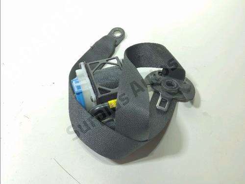 front-left-seatbelt-toyota-aygo-_b4_-2014-37457609 main image