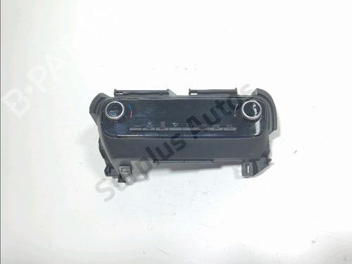 climate-control-toyota-yaris-_p21_-_pa1_-_ph1_-2020-40059424 main image