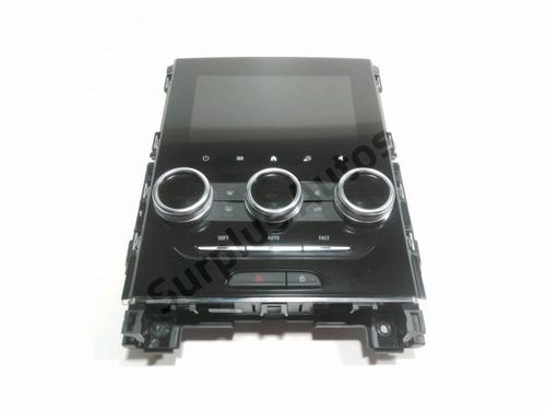 display-renault-megane-iv-hatchback-b9amn_-2015-37768717 main image