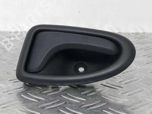 Używane Klamka zewnętrzna drzwi przednich prawych RENAULT CLIO II (BB_, CB_) 1.2 (BB0A, BB0F, BB10, BB1K, BB28, BB2D, BB2H, CB0A,... (58 hp) 29031145