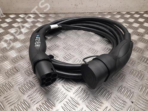 cable-polestar-polestar-4-2023-37570952 main image
