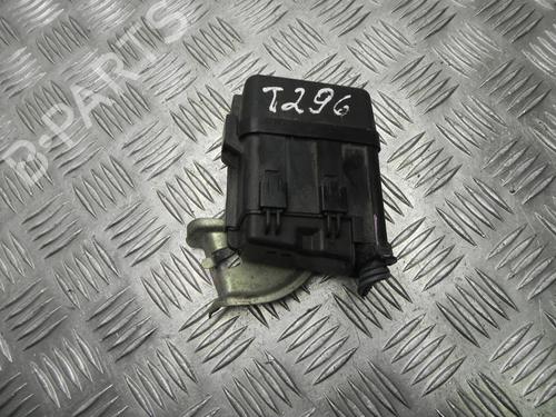 Used Fuse box Fuse box 37581076 37581076