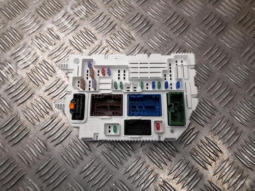 Used Fuse box Fuse box 37572654 37572654