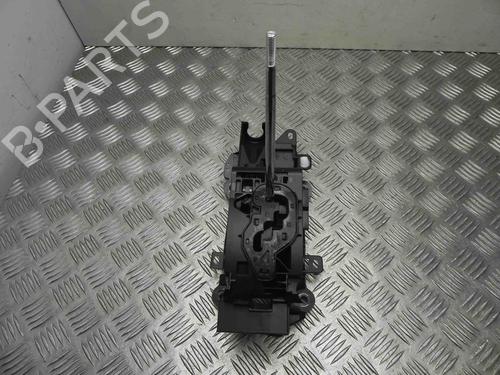 Used Gear lever TOYOTA YARIS (_P13_) 1.5 Hybrid (NHP130_, NHP130) (101 hp) 28936780