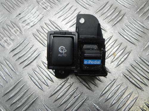 switch-nissan-leaf-ze1-2017-37541097 main image