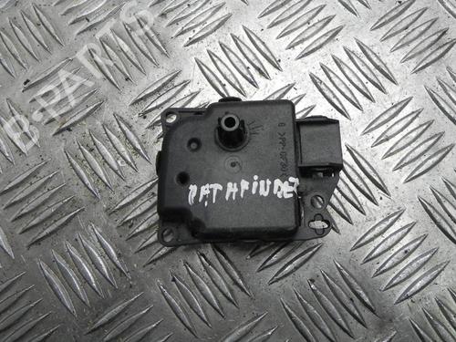 Used Electronic module NISSAN PATHFINDER III (R51) 2.5 dCi 4WD (174 hp) 28911384