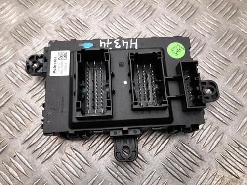 Used Fuse box Fuse box 37565279 37565279
