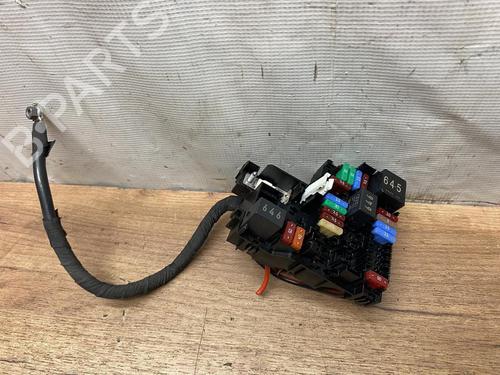 Used Fuse box Fuse box 39418890 39418890