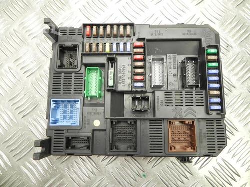 Used Fuse box Fuse box 37577710 37577710