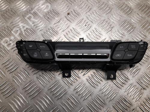 climate-control-toyota-c-hr-_x1_-2016-37554416 main image