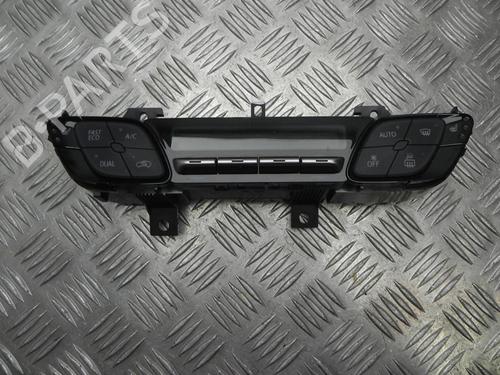 climate-control-toyota-c-hr-_x1_-2016-37541330 main image