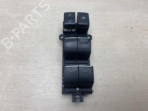 switch-toyota-c-hr-_x1_-2016-38965955 main image