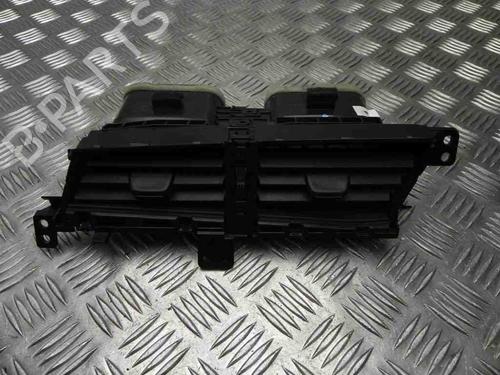 Luftventilen TOYOTA YARIS (_P13_) 1.5 Hybrid (NHP130_, NHP130) (101 hp) 28929914