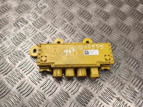 Used Fuse box Fuse box 37612789 37612789