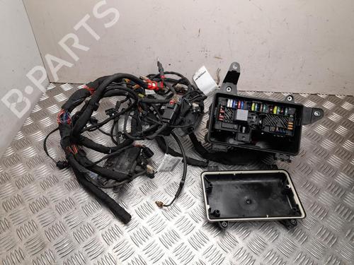 Used Fuse box Fuse box 37561214 37561214
