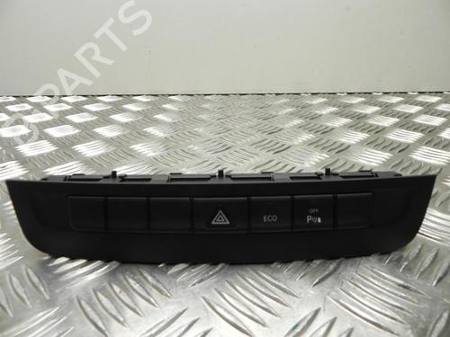switch-mercedes-benz-cla-coupe-c117-2013-2014-2015-2016-2017-2018-2019-37576844 main image