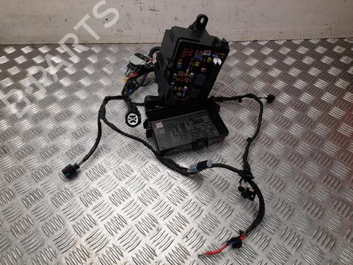 Used Fuse box Fuse box 37571144 37571144