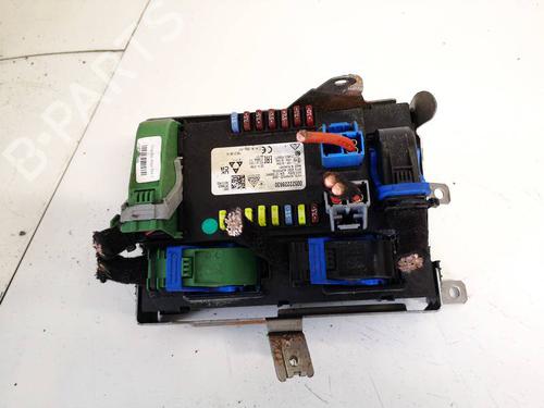 Used Fuse box Fuse box 38573540 38573540