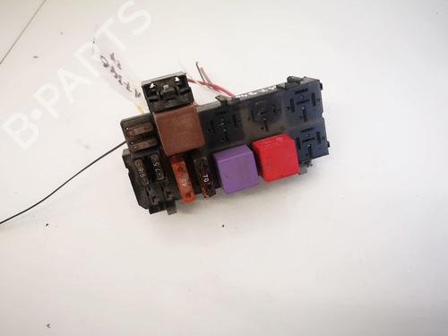 Used Fuse box Fuse box 32885940 32885940